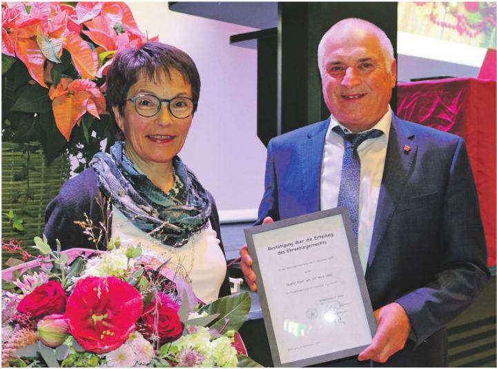 Priska und Josef Huwiler. Der abtretende Gemeindeammann wurde gebührend verabschiedet und erhielt das Ehrenbürgerrecht. Fotos: ci