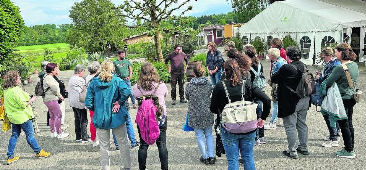 Die Landfrauen Aettenschwil und Fenkrieden auf der Straussen-Farm in Sempach mit den zwei Betriebsleitern. Foto: zVg