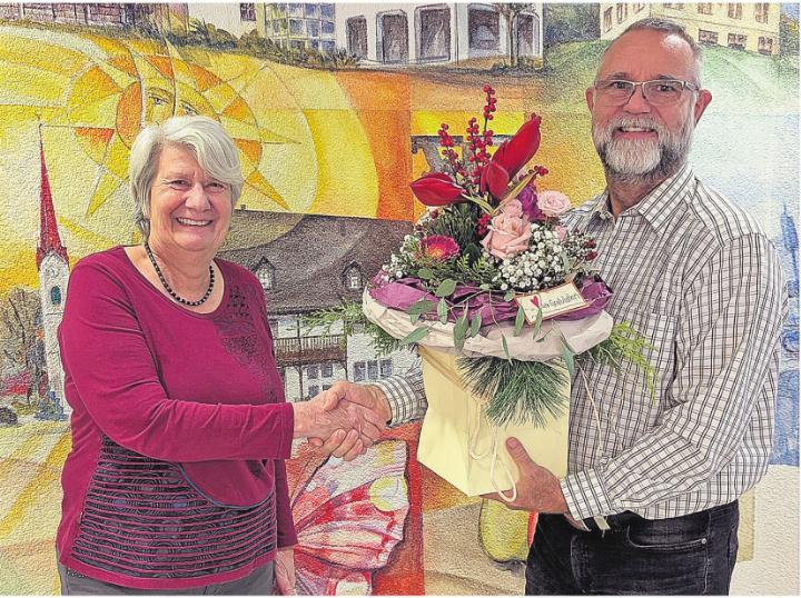 Gemeindeammann Oliver Stöckli gratuliert der frischgewählten Gemeinderätin Susanne Thomann.  Foto: zVg