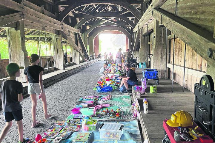 Fröhlicher Spielwaren-Flohmarkt auf der Reussbrücke.