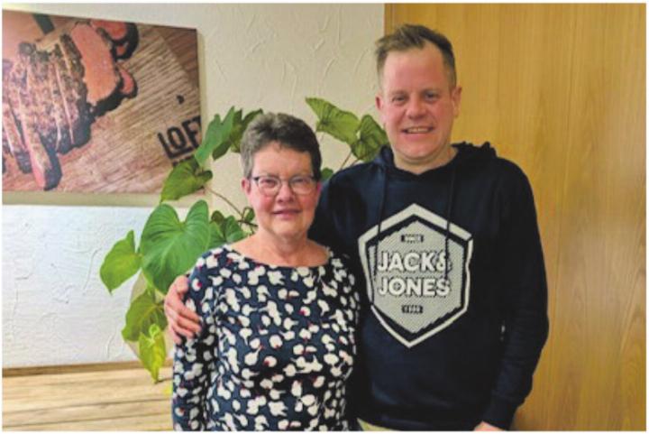 Lydia Peter gab nach über 30 Jahren ihr Amt als Kindertanzleiterin ab, und Dominik Betschart wurde zum Ehrenmitglied ernannt. Foto: zVg