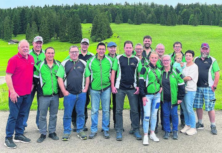 Die Mühlauer Schützen bei der Familie Villiger. Foto: zVg