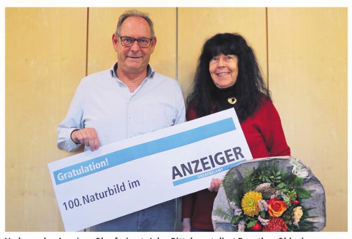 Verleger des Anzeiger Oberfreiamt, Jules Bittel, gratuliert Dorothea Oldani zum 100. Naturbild. Foto: ci