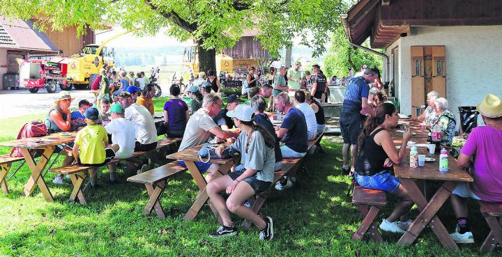 Im Schatten der Nussbäume konnte man verweilen und geniessen. Fotos: ci