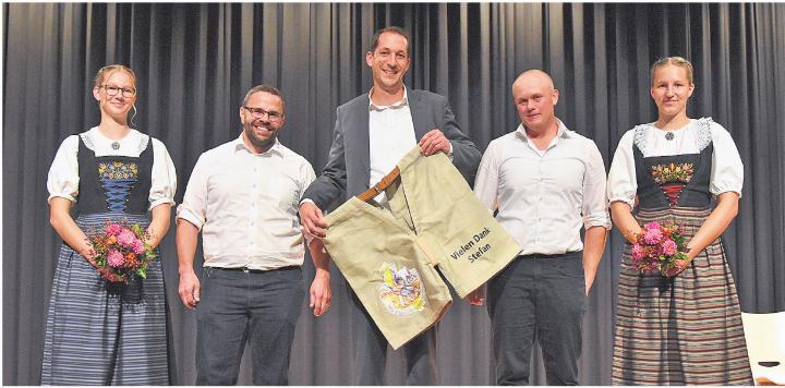 Die beiden Ehrendamen am Jubiläumsabend mit den Verantwortlichen des Jubiläumsbuches. Von links: Adrian Stump (Statistiken, Vorstand SK Freiamt), Stefan Sprenger (Autor, Layout) und Marco Küng (Präsident SK Freiamt). Fotos: Jasmin Strebel