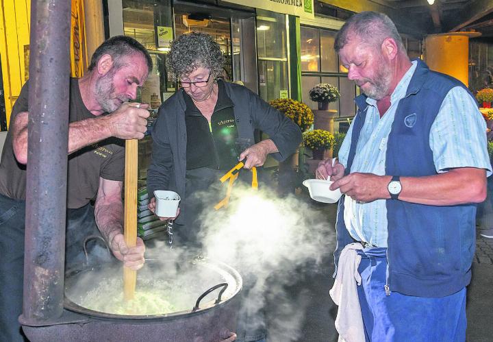 Drei Köche – eine Köstlichkeit: Mühlauer Risotto, zubereitet von Peter Suter, Helen Suter und Willi Peter (von links).
