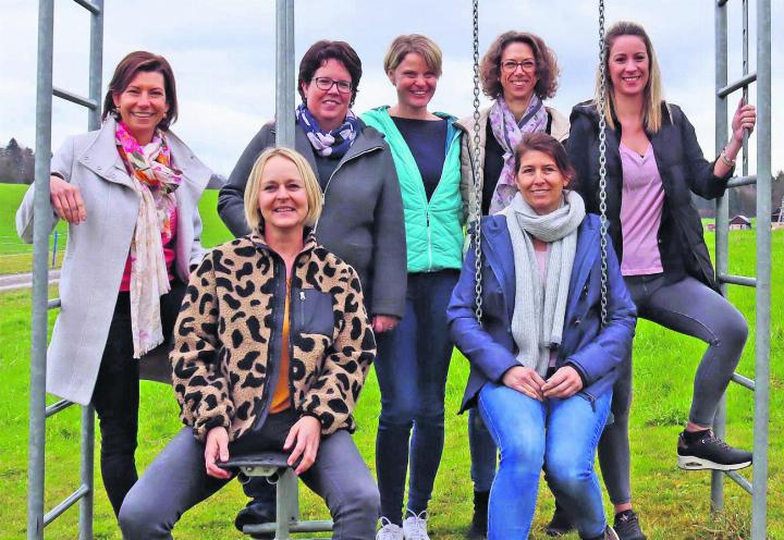 Das Ferienpass-Team freut sich auf die 26. Durchführung: Tina Bierbaum, Corinne Amrein, Evelyne Heeb, Susanne Meier, Claudia Strebel (hinten von links). Jrene Clerc, Claudia Huwiler (vorne von links). Foto: zVg