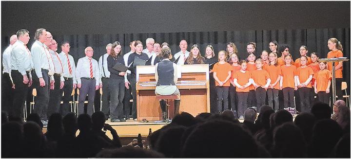 Die drei Chöre gemeinsam auf der Bühne. Fotos: mr