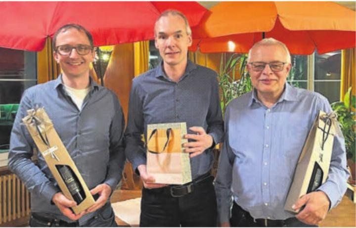 Geehrte Mitglieder: Matthias Huber, 20 Jahre, Ehrenmitglied MG Sins, Roland Bühlmann, 35 Jahre, eidg. Veteran, Markus Zürcher, 20 Jahre, Ehrenmitglied MG Sins (von links). Foto: zVg