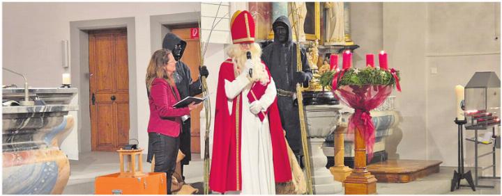 Der Samichlaus erzählt den Kindern in der Kirche von Auw eine Geschichte aus dem Leben des heiligen Nikolaus. Foto: zVg