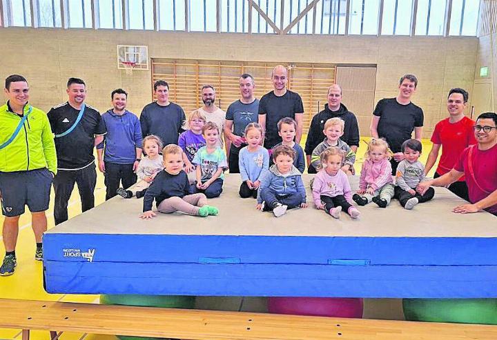 Die Kinder und ihre Begleitpersonen hatten viel Spass im Turnen. Foto: zVg