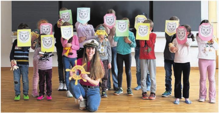 Stolz präsentieren die Kinder ihre selbst gestalteten Schutzschilder. Foto: zVg
