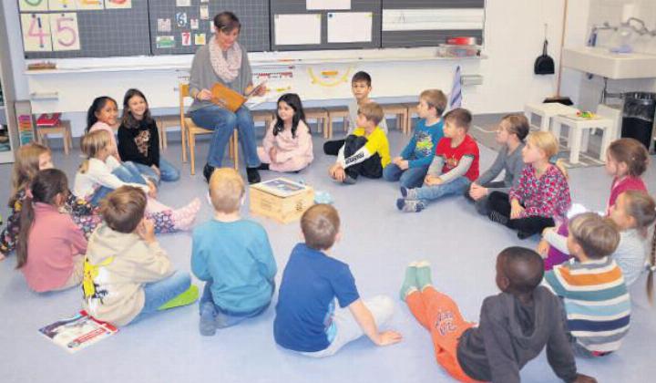 Gespannt lauschen die Kinder der Geschichte über den Bücherfresser.