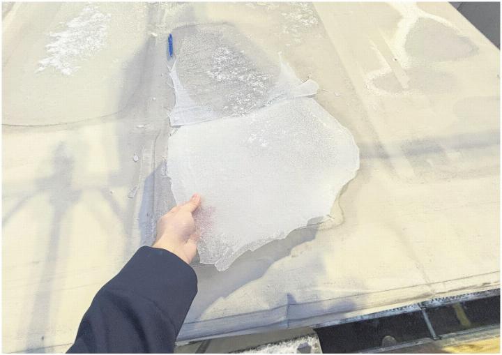 Lieferwagen mit Anhänger, deren  Fahrzeuge müssen vor Antritt einer Fahrt von Eis und Schnee befreit sein.