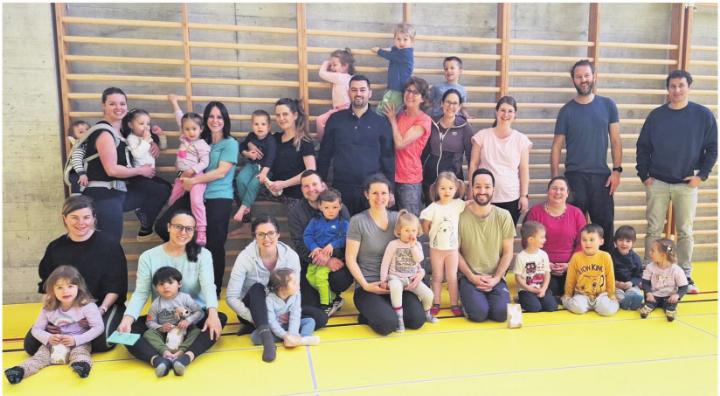 Eltern-Kind-Turnen in Auw: Bewegung und Freude pur. Foto: zVg