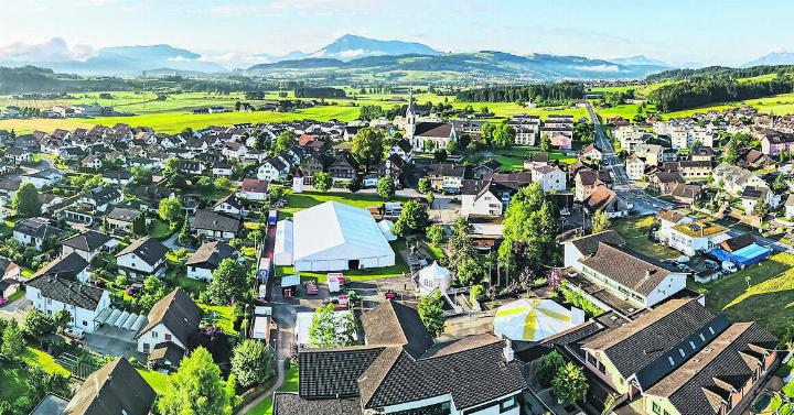 Drohnenaufnahme vom Festgelände in Oberrüti. Es empfiehlt sich, mit dem öffentlichen Verkehr anzureisen. Foto. zVg