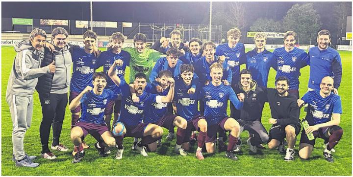 Jubelnde Sinser nach dem wichtigen Sieg gegen den SC Cham. Foto: zVg