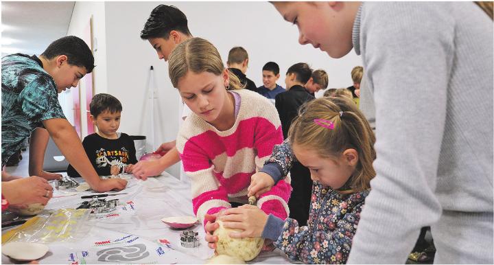 Die älteren Schülerinnen und Schüler helfen den jüngeren beim Schnitzen und Basteln. Fotos: jeb Die älteren Schülerinnen und Schüler helfen den jüngeren beim Schnitzen und Basteln. Fotos: jeb