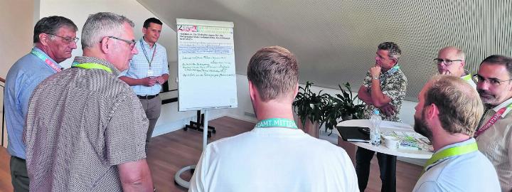 An diesem Tisch moderierte Pascal von Tobel (links neben dem Flipchart) und notierte die Anregungen der Partner.