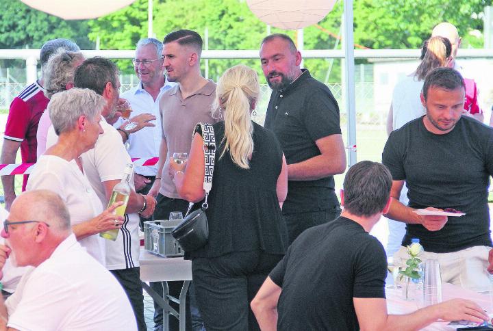 Fussball-Prominenz beim Eröffnungs-Apéro der geladenen Gäste. Ganz rechts ist Elsad Zverotic, ehemaliger Profi und jetzt Sportchef beim FC Aarau. Fotos: pf