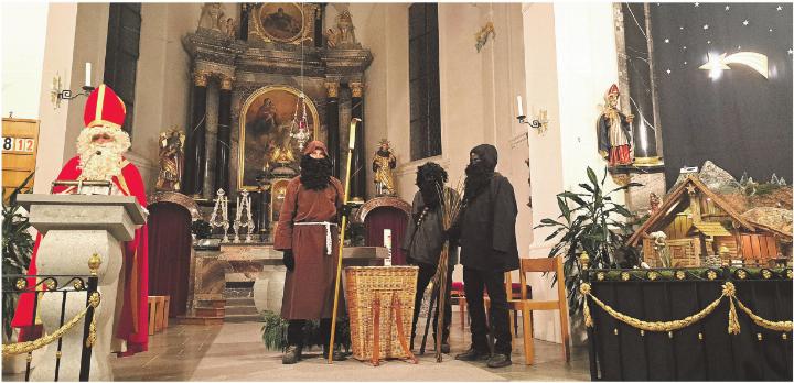 Der Samichlaus erzählte seine Geschichte. Fotos: mr