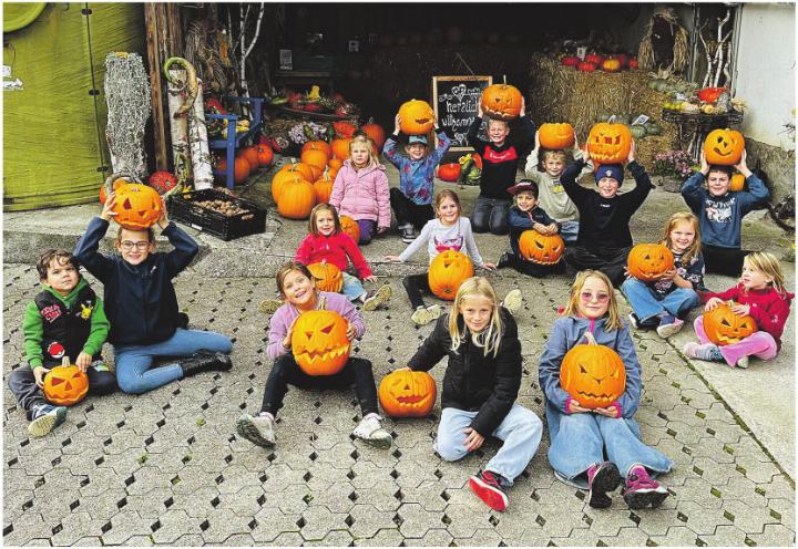 20 Kinder hatten Spass beim Kürbisschnitzen. Foto: zVg
