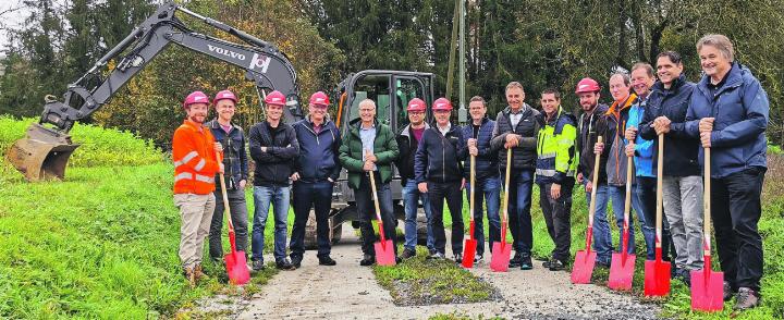 Die beteiligten Genossenschaften haben den offiziellen Baustart für das Pumpwerk mit dem Spatenstich eröffnet: zusammen mit dem Bauingenieur, den Bauunternehmern und dem Landeigentümer. Foto: zVg