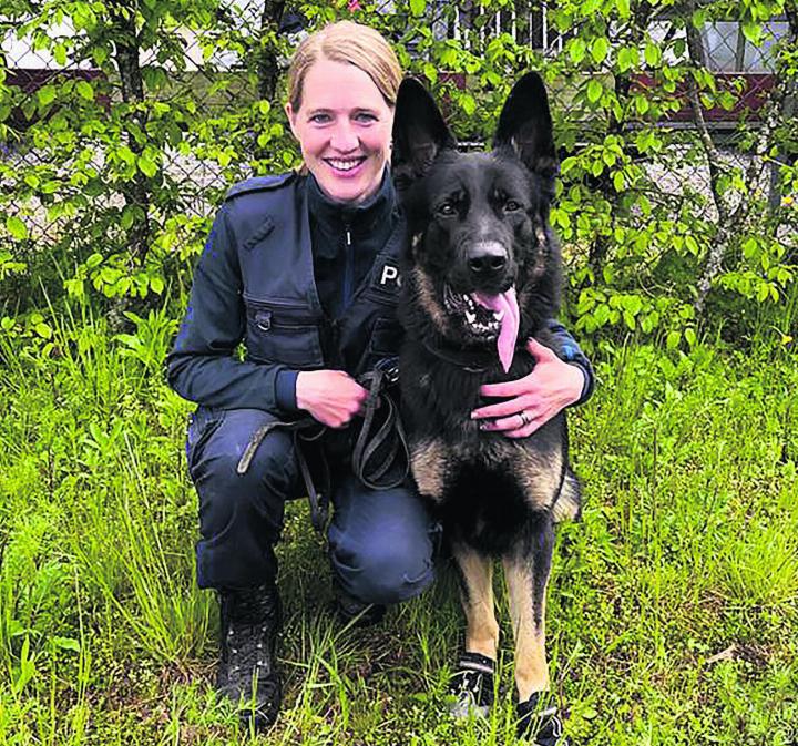 Sie sind ein eingespieltes Team: Claudia Rätz mit ihrem Diensthund Bax.