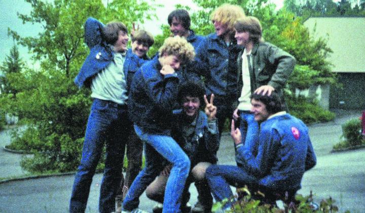 Die Gründer im zarten Alter von 15, 16 Jahren im Juni 1979. Andreas Stocker, Gerry Ebner, Stefan Schwörer, Hans-Peter Lötscher, Mark Ebner, Thomas Hellener, Guido Waldispühl und Jules Bittel (von links). Foto: Anzeiger-Archiv