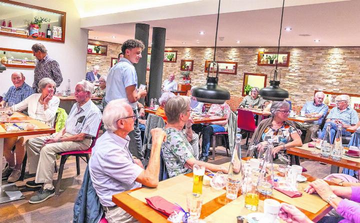 Die Gemütlichkeit beim Mittagessen wurde gerne für einen Schwatz genutzt.