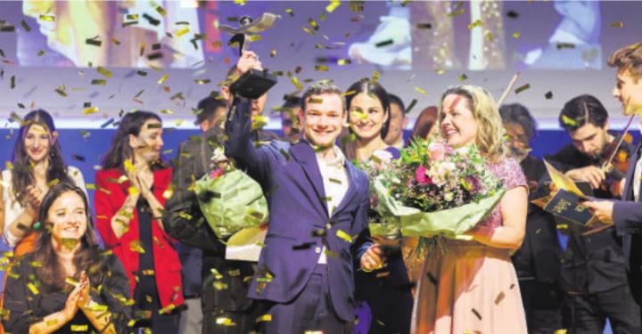 Noe Seifert ist der neue Aargauer Sportler des Jahres – den Pokal hat er von Sportministerin Martina Bircher überreicht bekommen. Foto: zVg