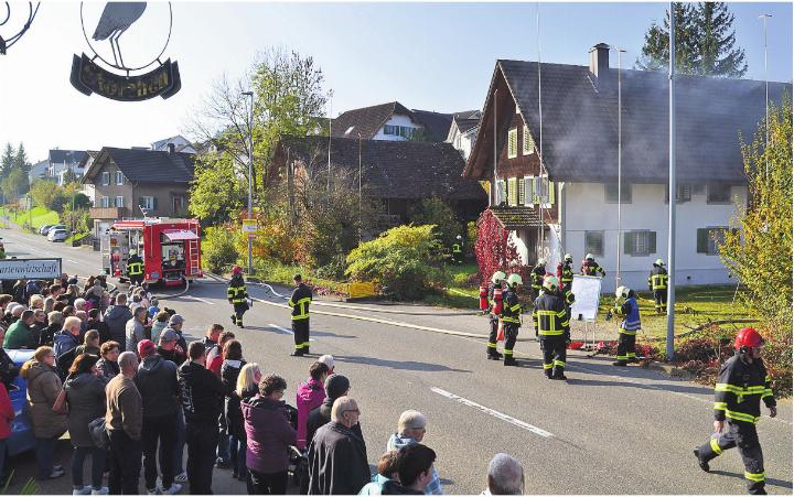 Die Hauptübung der Mühlauer Feuerwehr wurde genutzt, um das neue Tanklöschfahrzeug einzuweihen. Fotos: tst
