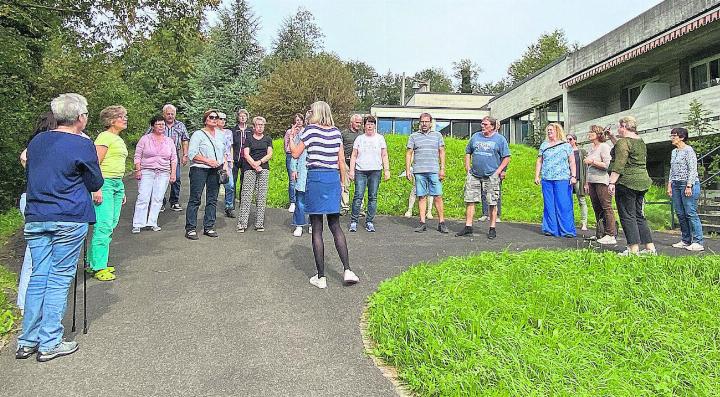 Der Regi Chor Muri beim Einsingen. Bea Klausner-Hübscher leitet diesen bereits seit 30 Jahren. Foto: zVg