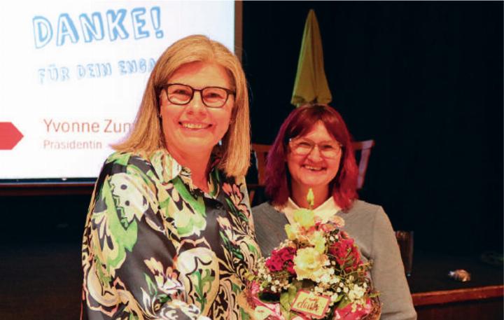Die Versammlung bedankte sich bei Yvonne Zumbühl (links) für ihre grosse Arbeit im Jubiläumsjahr. Foto: ci
