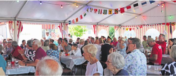 Die Auwer Bevölkerung feierte den 1. August auf dem Pausenplatz. Das Festzelt war voll besetzt. Foto: ci