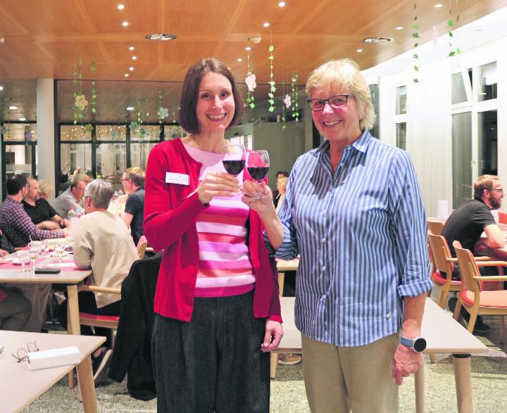 Beatrice Emmenegger, Zentrumsleitung, und Ursula Guggenbühl, Stiftungsratspräsidentin, stossen auf einen gelungenen Umbau an (von links).