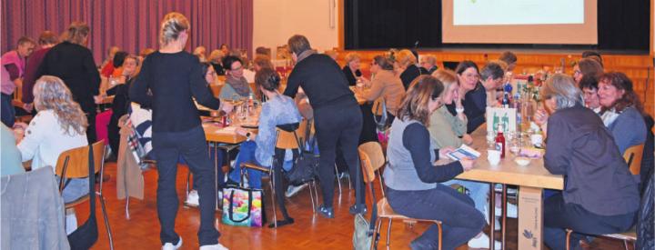 Gemütliches Beisammensitzen nach der offiziellen GV im Mehrzweckgebäude Auw. Foto: zVg