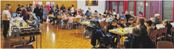 Nach der Roratemesse trafen sich zahlreiche Besucher im Mehrzweckgebäude zu einem gemeinsamen Zmorge. Foto: zVg