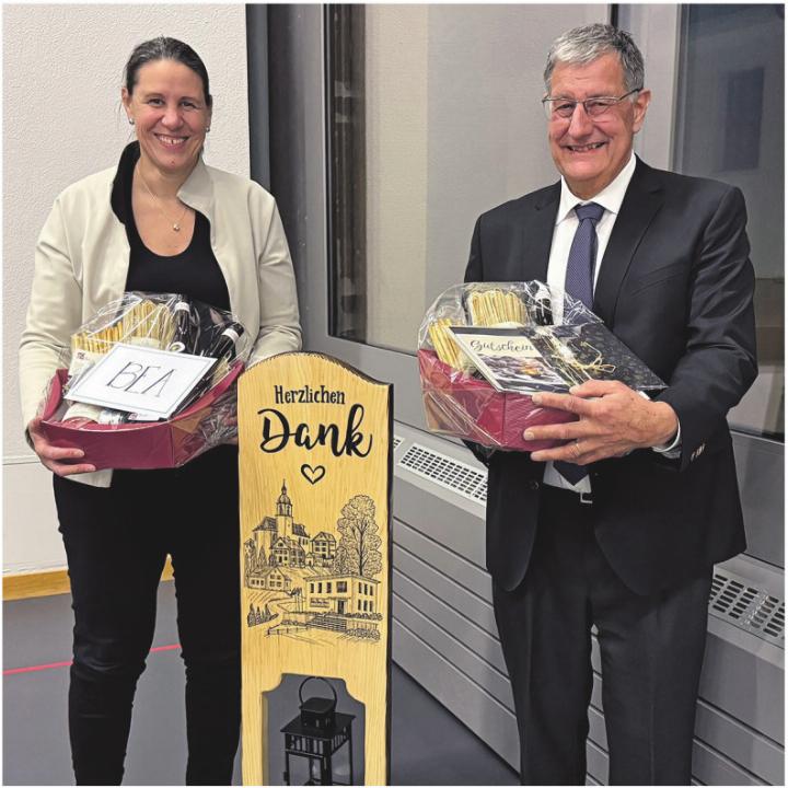 Gemeinderätin Beatrice Gisi und Gemeindeammann Pius Wiss wurden verabschiedet. Fotos: rah Gemeinderätin Beatrice Gisi und Gemeindeammann Pius Wiss wurden verabschiedet. Fotos: rah