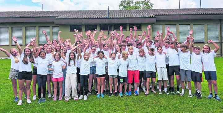 Strahlende Gesichter und ausgelassene Stimmung – alle Kinder jubeln gemeinsam ganz nach dem Motto: «Einer für alle, alle für einen!» Foto: zVg