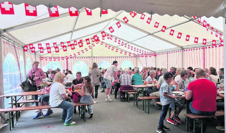 Gemeinsam feiern: Stimmungsvoller Nationalfeiertag in Auw. Foto: zVg