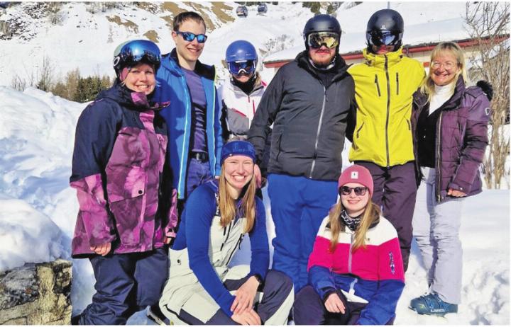 Mitglieder der Trachtengruppe Mühlau am Ski-Weekend. Foto: zVg