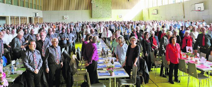 Die rund 600 Sängerinnen und Sänger haben vor dem Bankett drei Lieder gemeinsam gesungen und die Mehrzweckhalle zum Klingen gebracht. Foto: ci