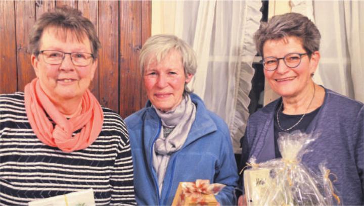 Marie-Therese Unternäher: 50 Jahre Mitgliedschaft, Susanne Widmer: 40 Jahre Chorleitung, Ursula Kaufmann: abtretende Aktuarin (von links). Fotos: zVg
