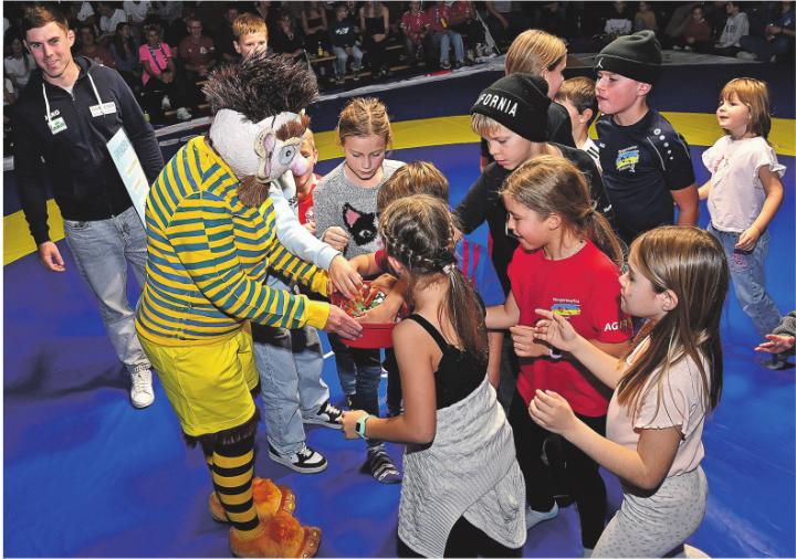 Chnorrlimorrli und die Kinder in der Halbzeit des NLA-Halbfinals. Foto: zVg