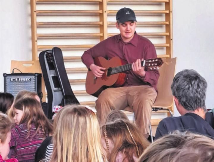 Alle Aufmerksamkeit galt dem Gitarrenlehrer. Foto: mr