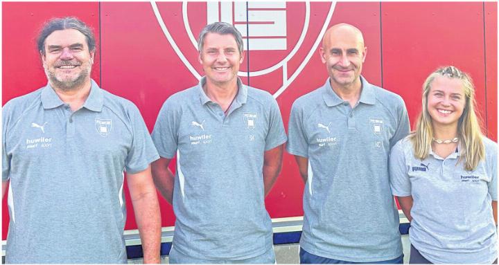 Der neue Staff des FC Sins v.l. André Kälin (Goalitrainer), Sandro Kramis (Trainer), Haskiyel Can (Coach) und Sereina Vogel (Masseurin). Foto: zVg