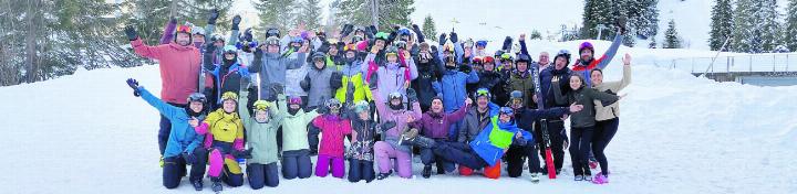 Fröhliche Teilnehmende des Skilagers im Skigebiet Hoch-Ybrig. Fotos: zVg