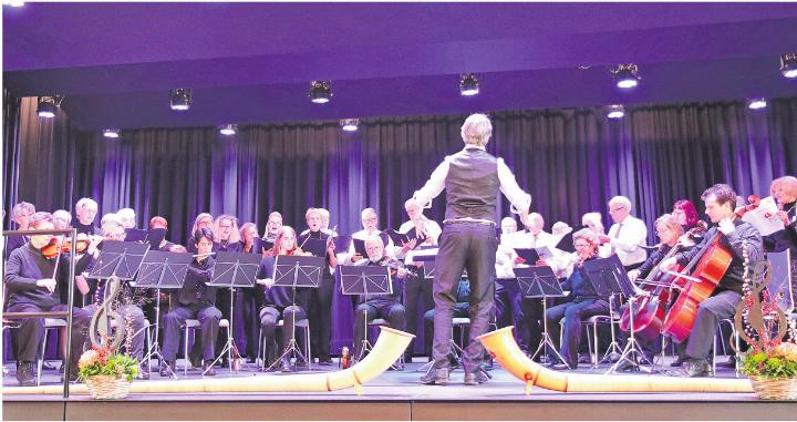 Der Kirchenchor Sins feierte sein 130-jähriges Bestehen. Gesungen wurde in der Kirche und im Küngsmattsaal.