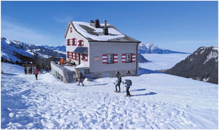Blick vom Brisenhaus ins Nebelmeer. Foto: zVg
